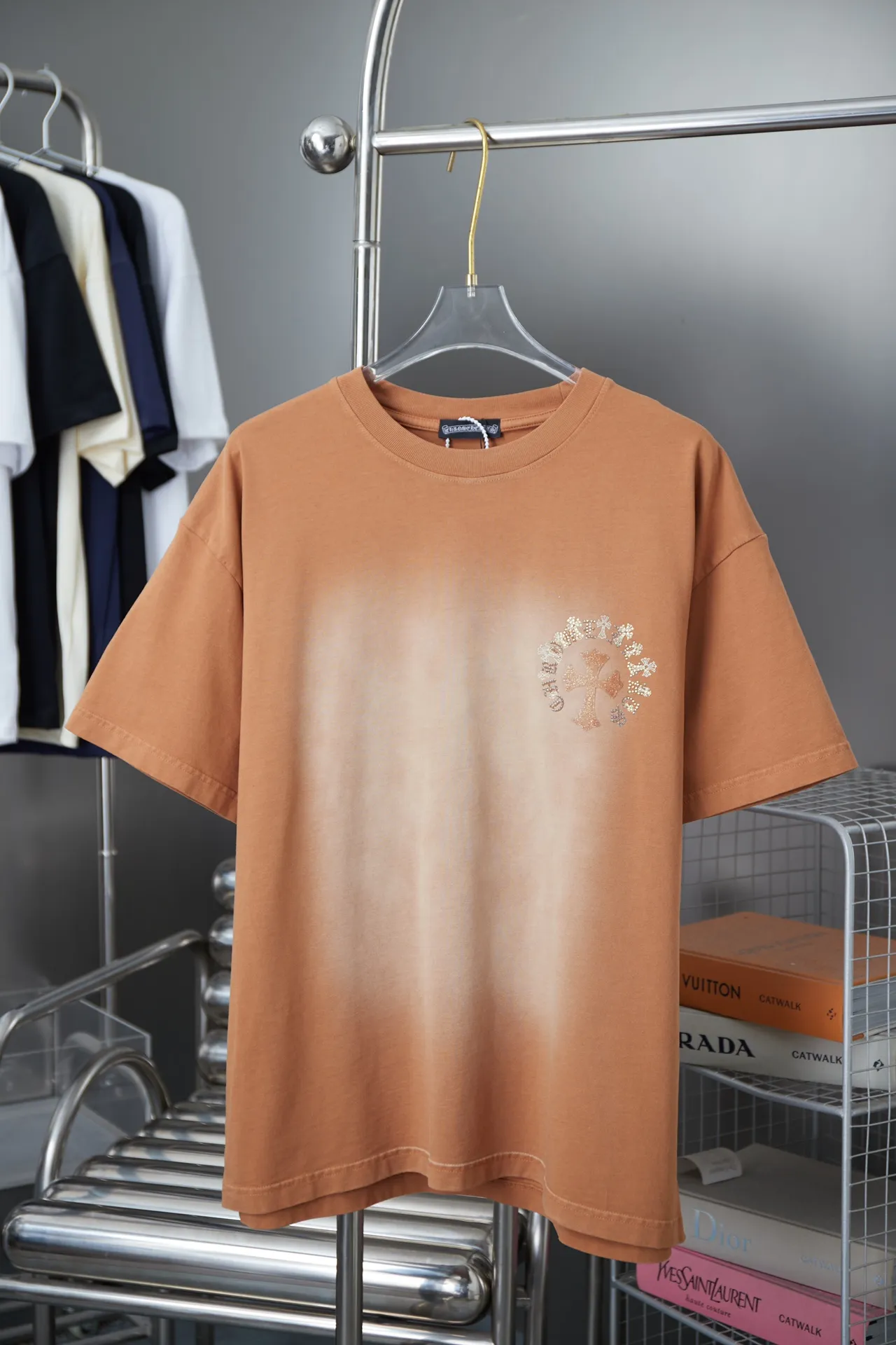 🅿️210 Ch*ome Hearte 25SS early spring new model, short-sleeved with Kro heart logo, hot diamonds, light luxury, essential item for daily commuting for men and women, correct version, welcome to compare, detailed features · 320g 100% pure cotton double yarn jersey fabric · Custom dyed in the same vat, special thickened 32 pieces double-strand 1X1 thread · Digital direct printing ➕ Australian imported pearlescent diamond ➕ Three-dimensional stone heart cross · Ready-made garments are dyed, then faded and fried with snowflakes, then washed to make them look old · General washing to improve the effect · Double-needle stitching and cross-stitching process · Original main mark, washed tag, branded moisture-proof paper packaging Color: white/black/yellow Size: S/M/L/XL
